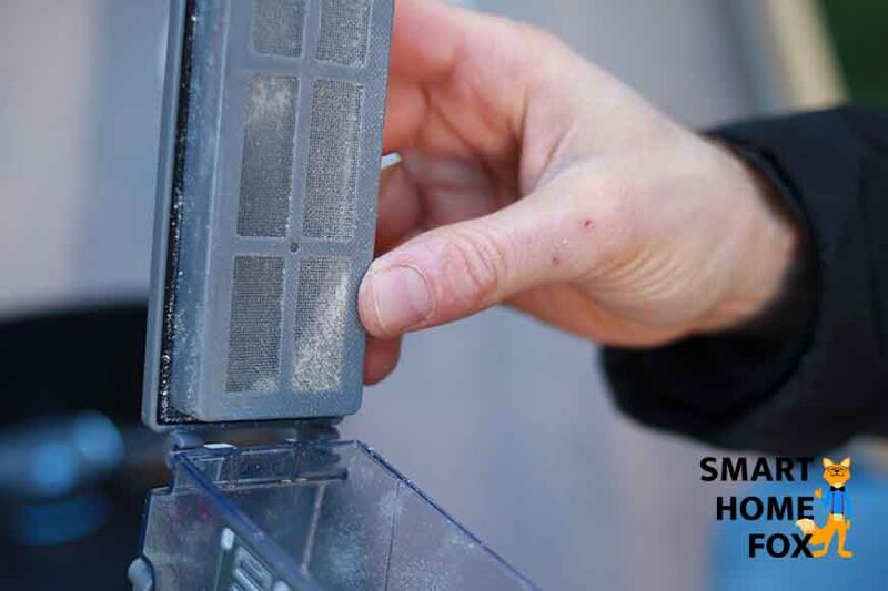 Der Schmutz, welcher durch den Vorfilter des Ecovacs Deebot T9 AIVI herausgefiltert wurde, ist zu sehen.